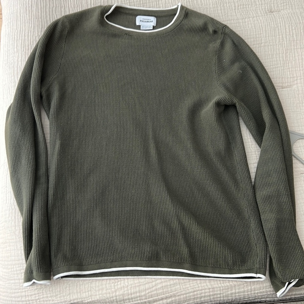 Sweater with white piping